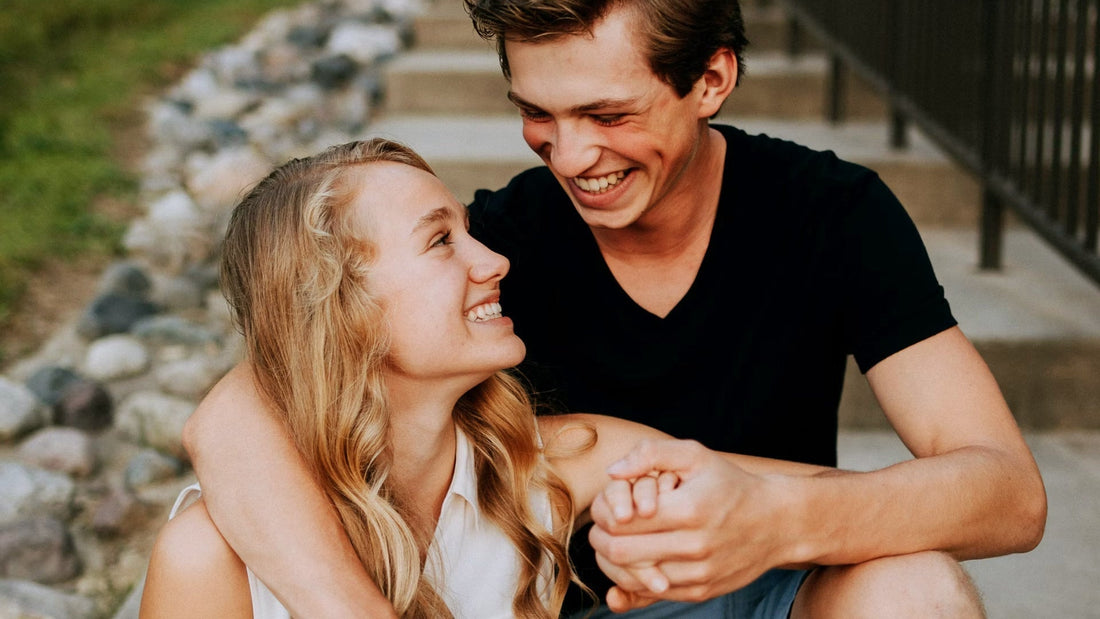 Un jeune homme et une jeune femme qui parle ensemble