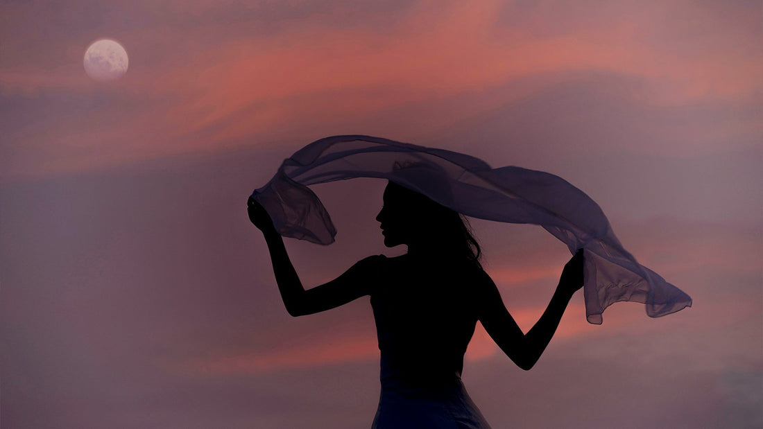 Femme portant un drap au dessus d'elle