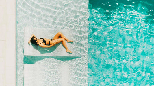 Femme allonger dans un transat et une piscine